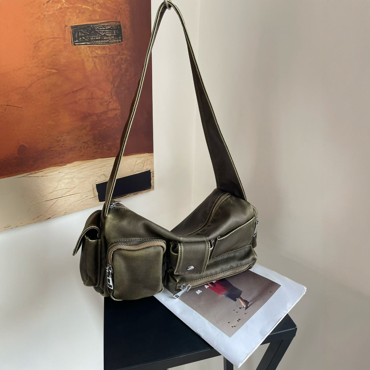 Weich fallende Schultertasche in Lederoptik mit mehreren Fächern, silberfarbenen Beschlägen und verstellbarem Riemen, Vorderansicht