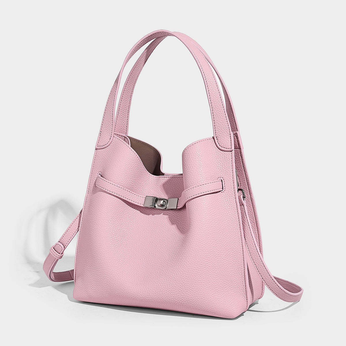 Geräumige Tote-Bag in genarbter Lederoptik mit Riemendetail und Drehverschluss in Silberoptik sowie zwei Henkeln, Detailansicht 7