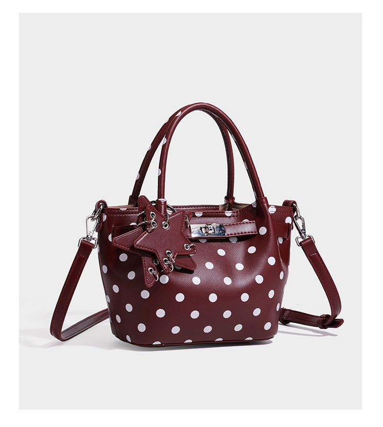 Kleine strukturierte Mini-Tote-Bag mit Punkten in Braun und weißen Tupfen, Sternanhänger, zwei Tragegriffen und abnehmbarem Schulterriemen