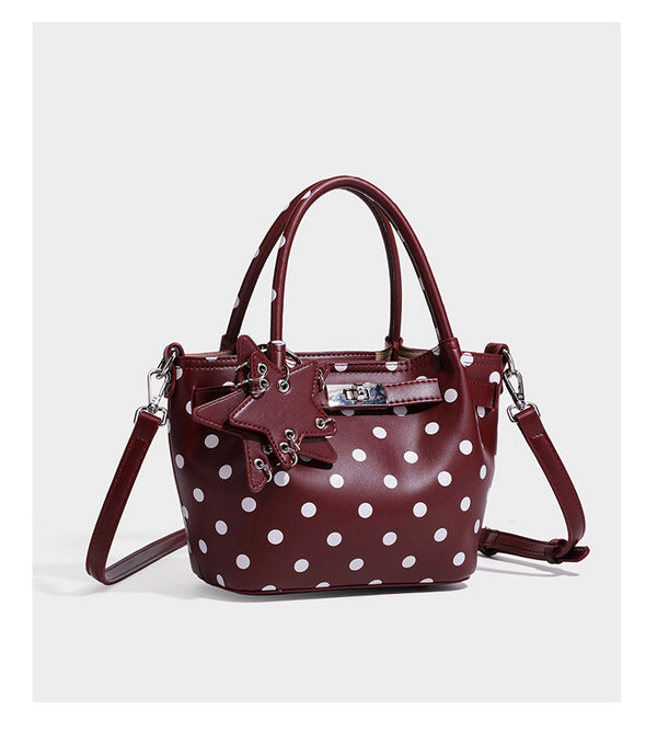 Kleine strukturierte Mini-Tote-Bag mit Punkten in Braun und weißen Tupfen, Sternanhänger, zwei Tragegriffen und abnehmbarem Schulterriemen