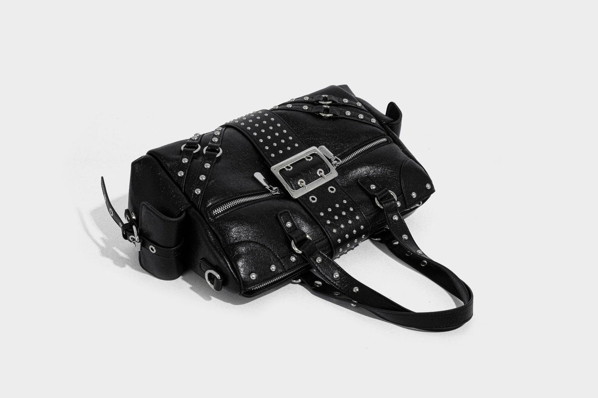 Schwarze, glänzende Henkeltasche mit genarbter Struktur, silberfarbenen Nieten, Riemendetail mit Schnalle, zwei Henkeln und breitem, mit Nieten besetztem Schulterriemen