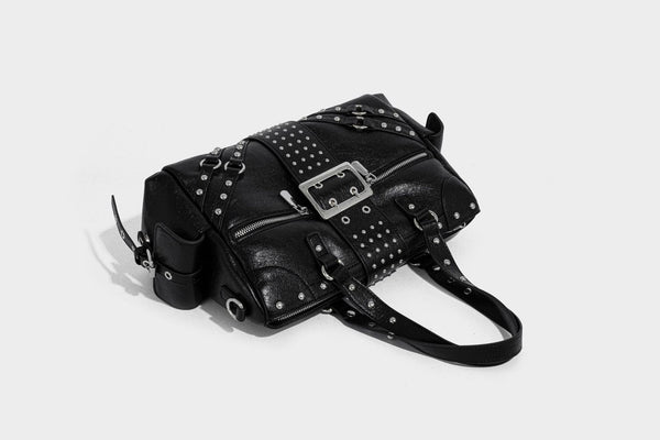 Schwarze, glänzende Henkeltasche mit genarbter Struktur, silberfarbenen Nieten, Riemendetail mit Schnalle, zwei Henkeln und breitem, mit Nieten besetztem Schulterriemen