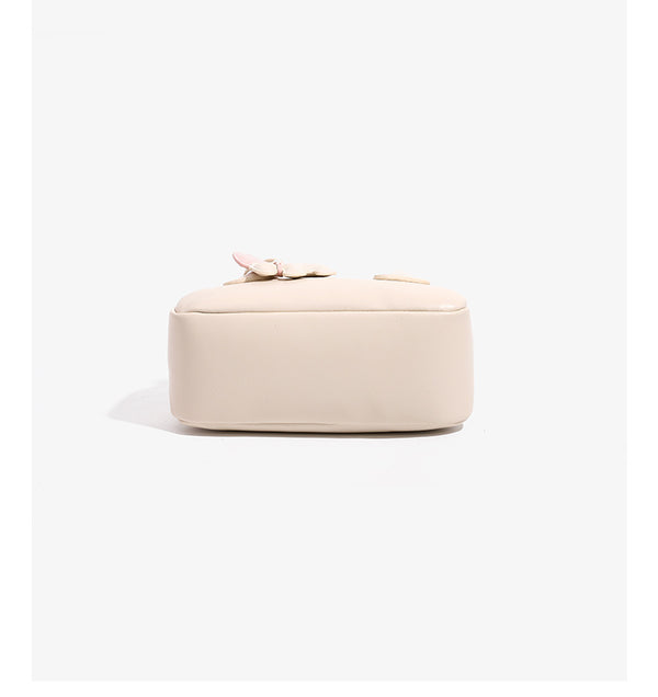 Mini-Handtasche in Kuppelform mit glatter Oberfläche in Lederoptik, zwei Henkeln, Reißverschluss oben, silberfarbenen Metalldetails und herabhängendem