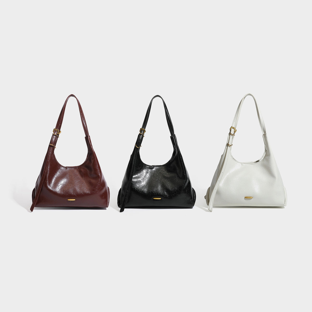 Lässig fallende Hobo-Schultertasche mit offenem Taschenabschluss in glänzender Knitterlederoptik in Dunkelbraun, schmalem verstellbarem Riemen und goldfarbenem