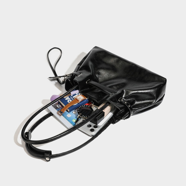 Glänzende schwarze lässige Schultertasche mit gerafftem oberen Rand, zwei langen Riemen, Beschlägen in Silberoptik und abnehmbarem Crossbody-Riemen
