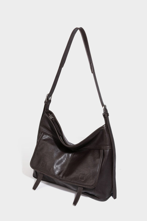 Weich fallende, geräumige Schulter- und Crossbody-Tasche in Lederoptik mit vorderer Klappentasche, Reißverschluss oben und langem verstellbarem Riemen