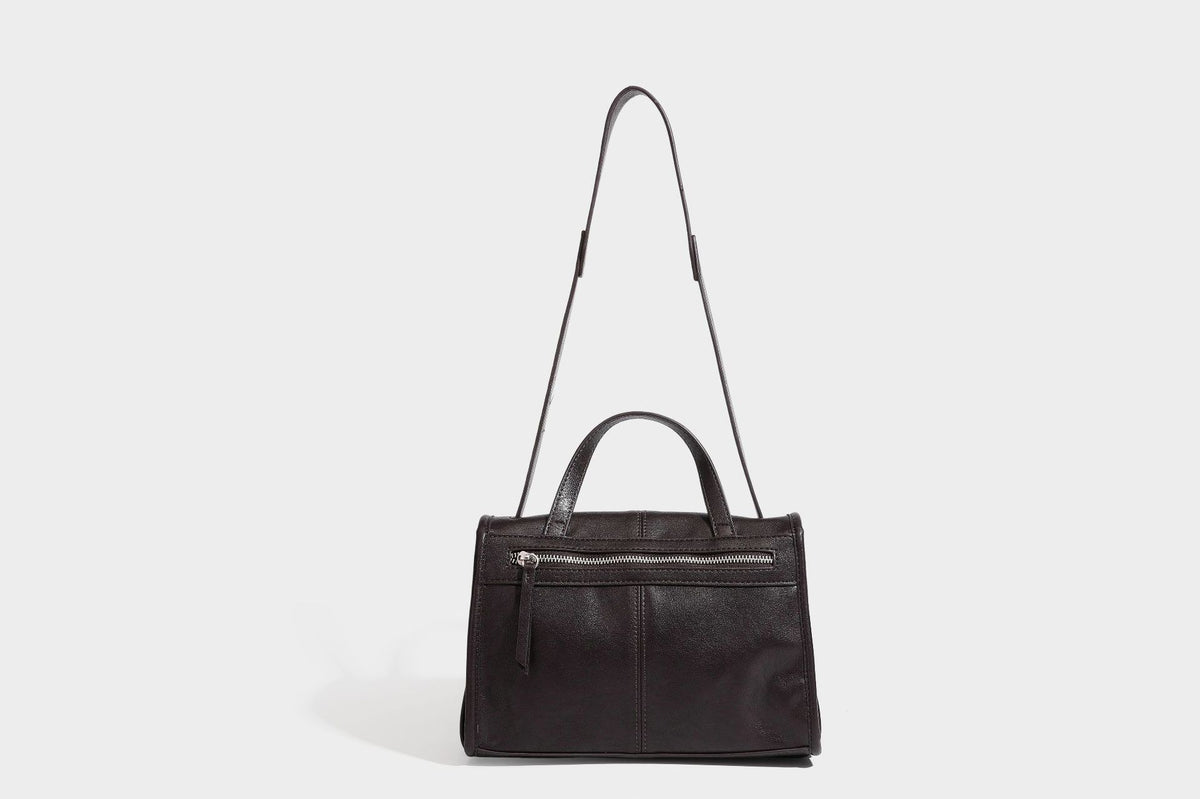 Strukturierte Satchel-Tasche mit Überschlag aus dunkelbrauner, glänzender Lederoptik, kurzem Tragegriff und langem, verstellbarem Schulterriemen