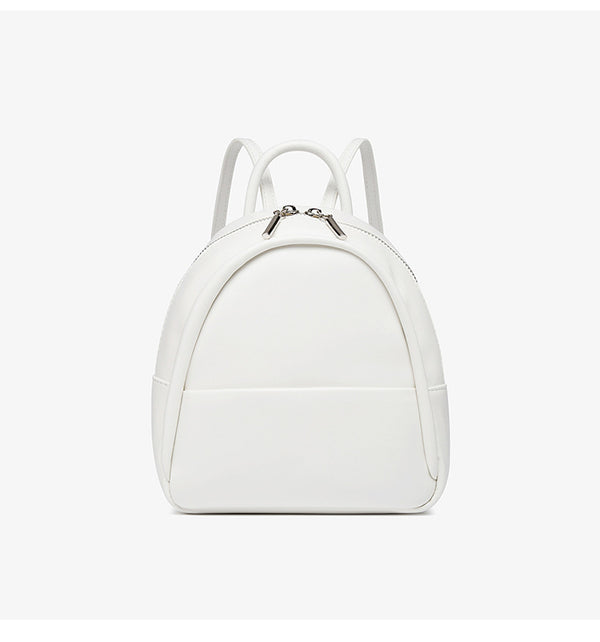 Kleine kuppelförmige Mini-Rucksackhandtasche in Pastellgelb mit glatter Lederoptik, oberem Bogenreißverschluss und silberfarbenen Details, Detailansicht