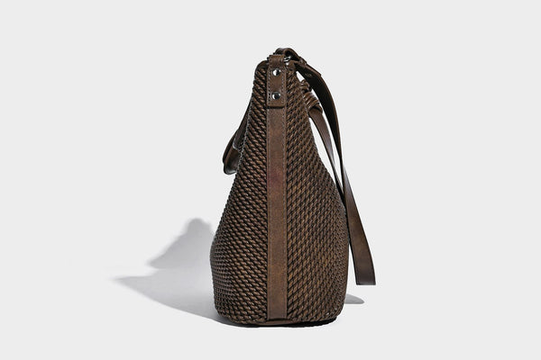 Große, lässig fallende Hobo-Schultertasche in brauner Webstruktur mit kleiner Tasche mit Überschlag und schmalem geknotetem Riemen, Detailansicht 27