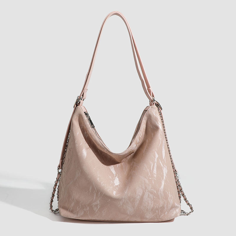 Lässige Hobo-Schultertasche mit glänzender, geknitterter Oberfläche, silberfarbenen Kettenriemen und Reißverschluss, Detailansicht 6