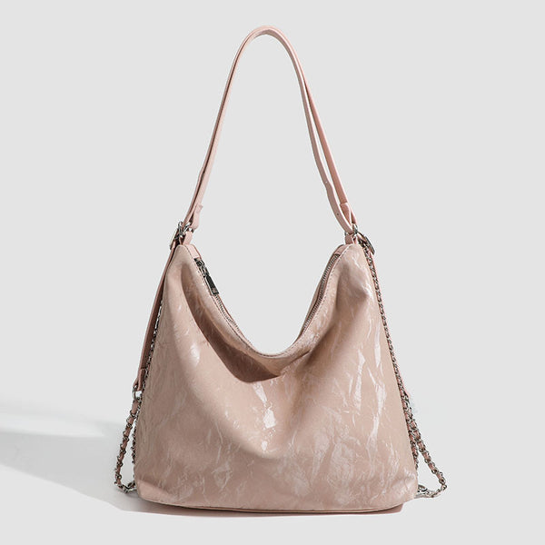 Lässige Hobo-Schultertasche mit glänzender, geknitterter Oberfläche, silberfarbenen Kettenriemen und Reißverschluss, Detailansicht 6
