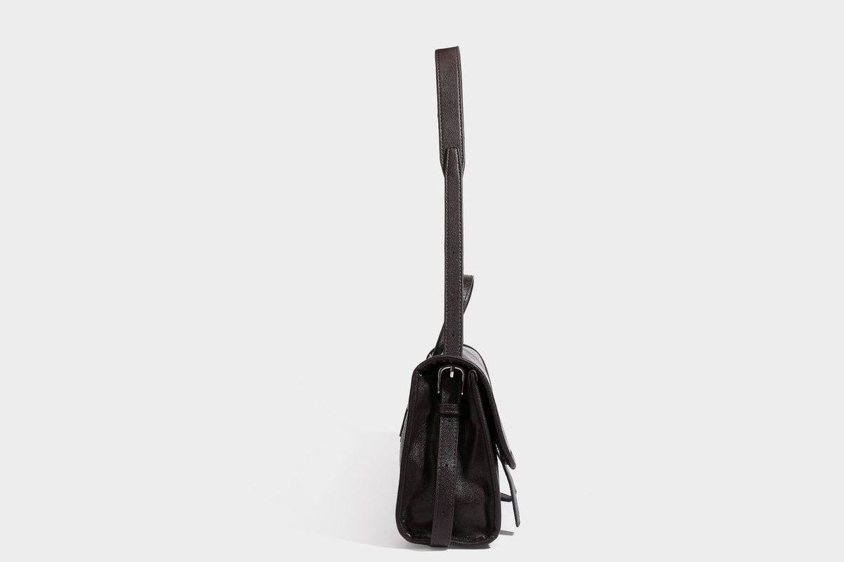 Strukturierte Satchel-Tasche mit Überschlag aus dunkelbrauner, glänzender Lederoptik, kurzem Tragegriff und langem, verstellbarem Schulterriemen