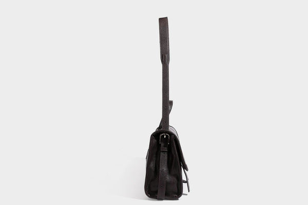 Strukturierte Satchel-Tasche mit Überschlag aus dunkelbrauner, glänzender Lederoptik, kurzem Tragegriff und langem, verstellbarem Schulterriemen
