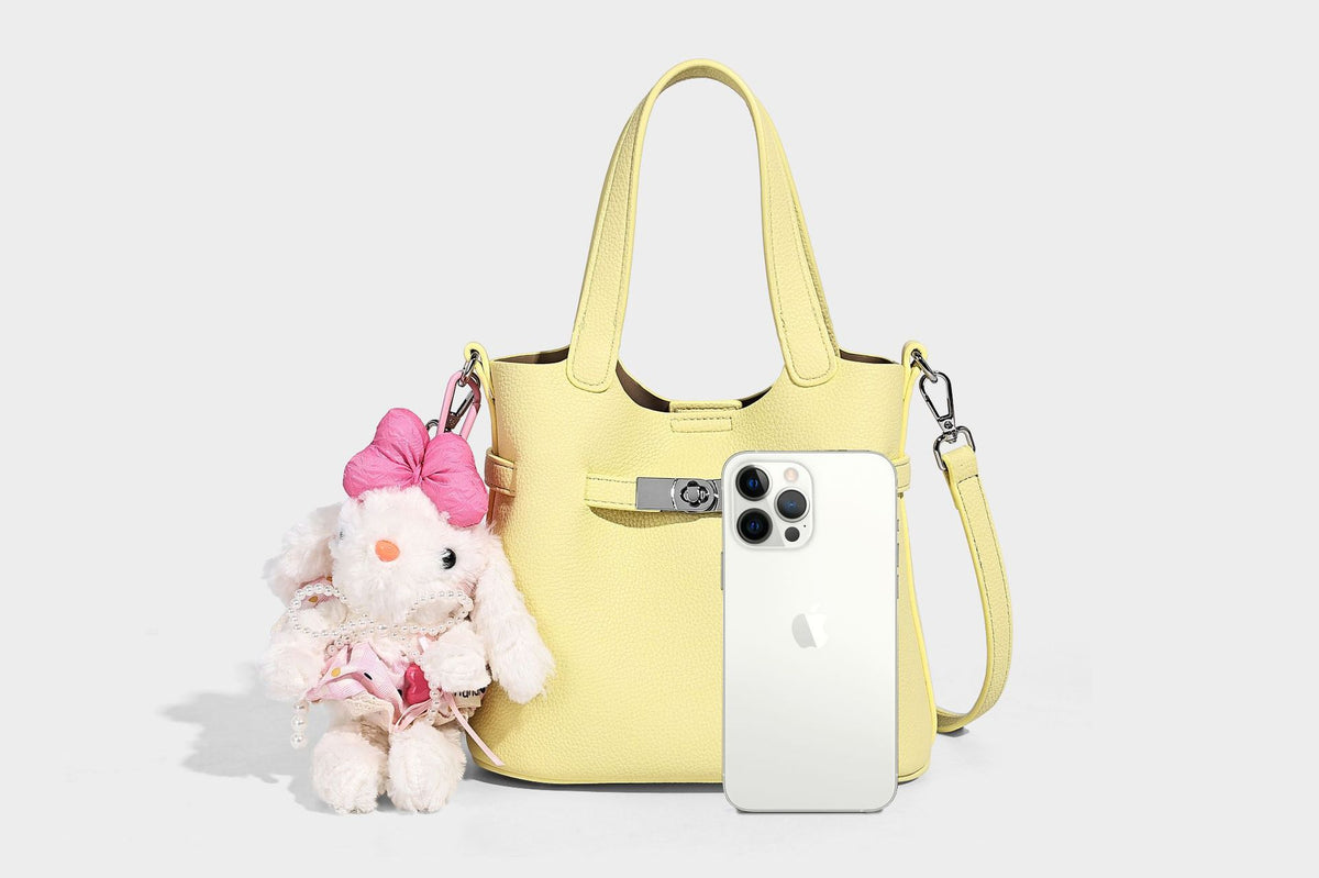 Kleine formstabile Tote-Bag mit genarbter Oberfläche, silberfarbenem Drehverschluss und zwei Henkeln, Detailansicht 13