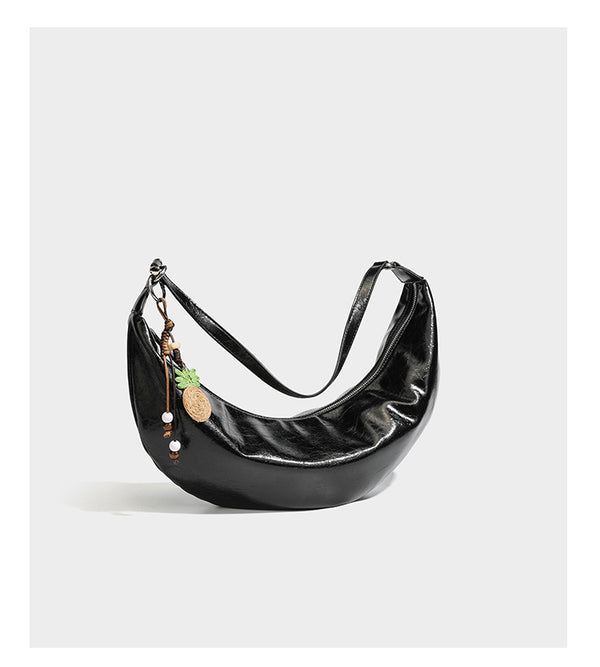 Lässig fallende Hobo-Schultertasche in Halbmondform mit glänzender, geknautschter Lederoptik, schmalem Riemen, silberfarbenen Ringbeschlägen und