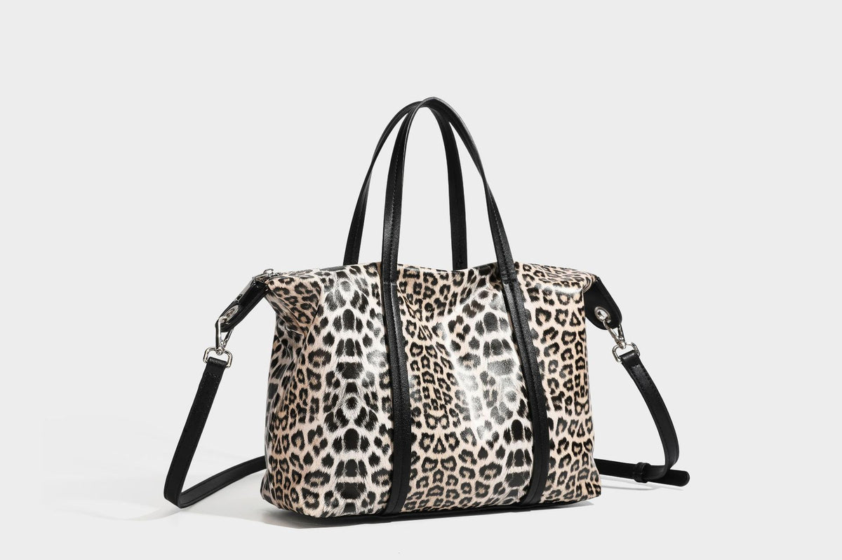 Tote-Bag in glänzender Lederoptik mit Leopardenmuster, schwarzen Besätzen, Reißverschluss oben und zwei Schultergriffen, Detailansicht 32
