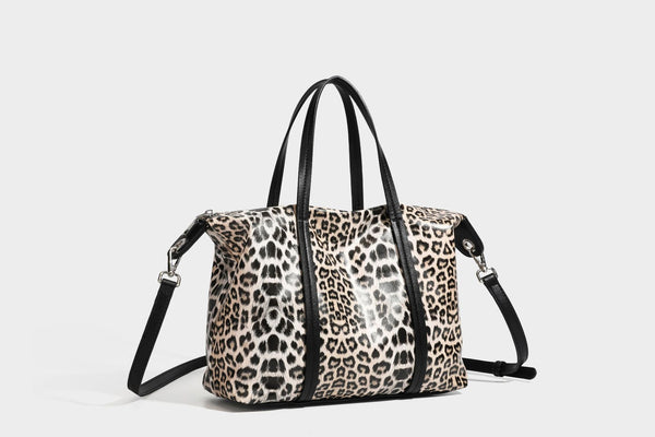 Tote-Bag in glänzender Lederoptik mit Leopardenmuster, schwarzen Besätzen, Reißverschluss oben und zwei Schultergriffen, Detailansicht 32