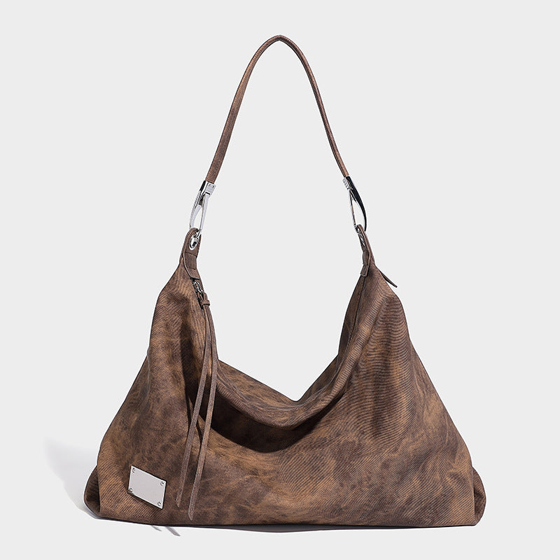 Große, lässig fallende Hobo-Schultertasche mit verwaschener, matter, strukturierter Oberfläche, Reißverschluss oben, silberfarbenen Beschlägen und lang, Detailansicht