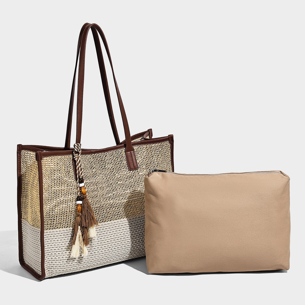 Große Shopper-Tasche aus offen geflochtenem Stroh in Beige und Creme mit dunkelbraunem Besatz in Lederoptik, langen Schulterriemen und einem Perlen