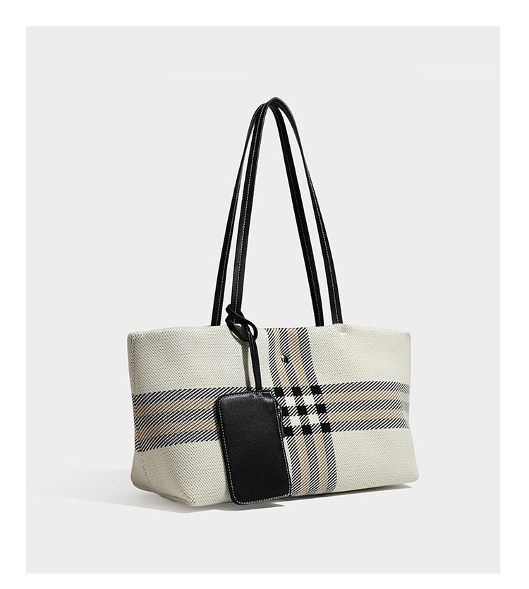 Strukturierte karierte Tote-Bag aus Webmaterial mit langen Schulterriemen in schwarzer Lederoptik und befestigter schwarzer Reißverschlusstasche, Detailansicht 15