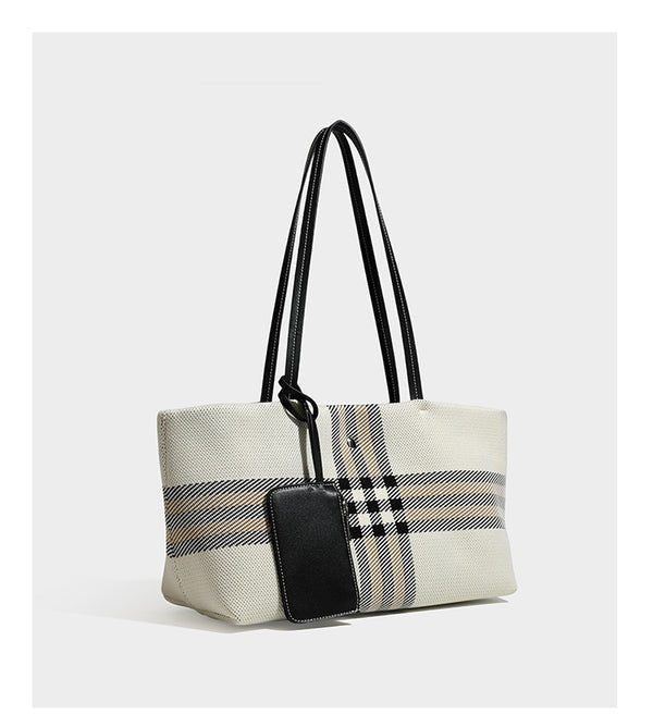 Strukturierte karierte Tote-Bag aus Webmaterial mit langen Schulterriemen in schwarzer Lederoptik und befestigter schwarzer Reißverschlusstasche, Detailansicht 15