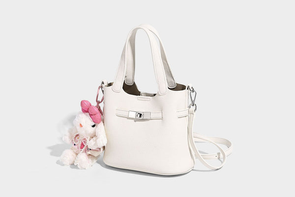 Kleine formstabile Tote-Bag mit genarbter Oberfläche, silberfarbenem Drehverschluss und zwei Henkeln, Detailansicht 27