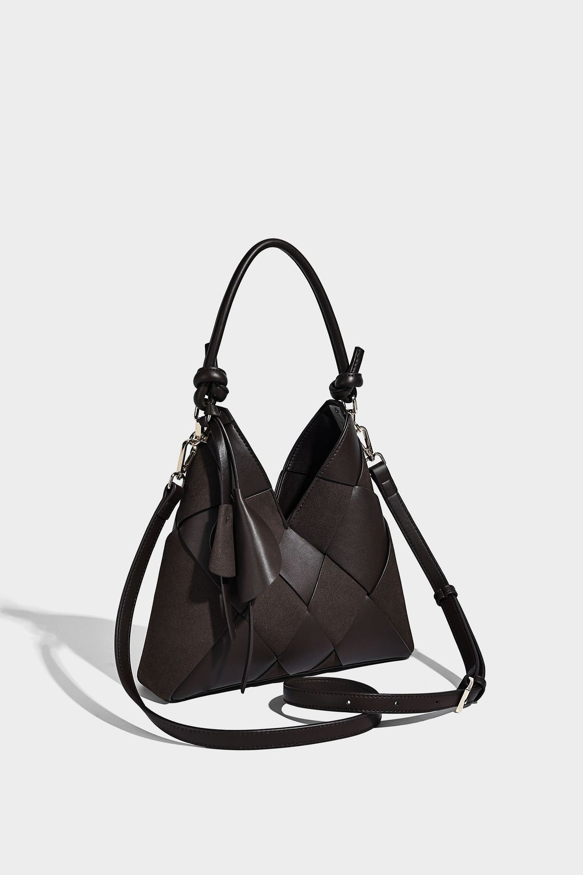 Geflochtene, wandelbare Tote-Bag in Lederoptik mit geknoteten Tragegriffen, abnehmbarem Schulterriemen und goldfarbenen Metalldetails, Detailansicht