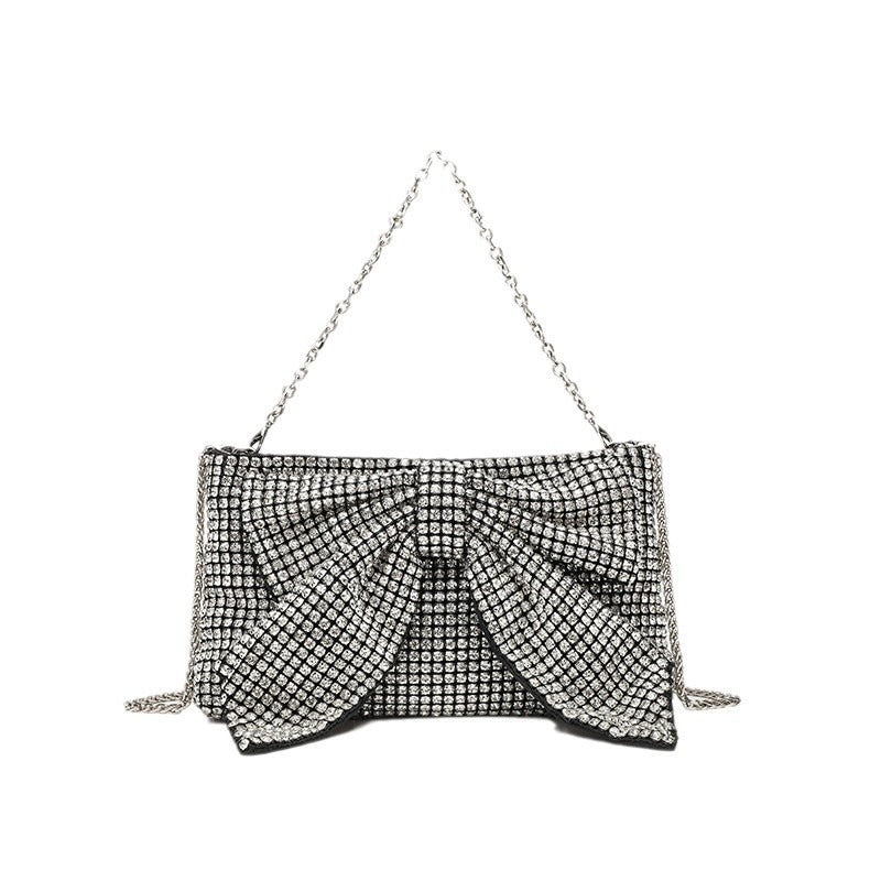 Kleine rechteckige Clutch zum Umhängen mit Schleife, vollständig mit Strasssteinen besetzt, silberfarbenem Kettenriemen, Detailansicht 5
