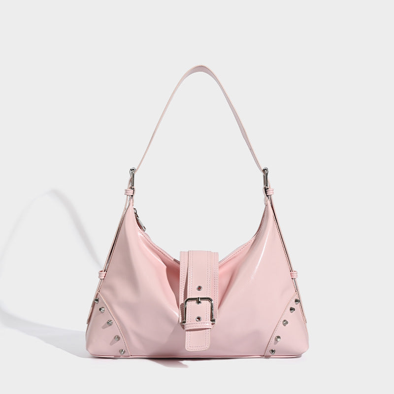 Glänzende Hobo-Schultertasche in Lederoptik mit silberfarbenen Pyramidennieten und dekorativem Riemen mit Schnalle in der Mitte, Vorderansicht