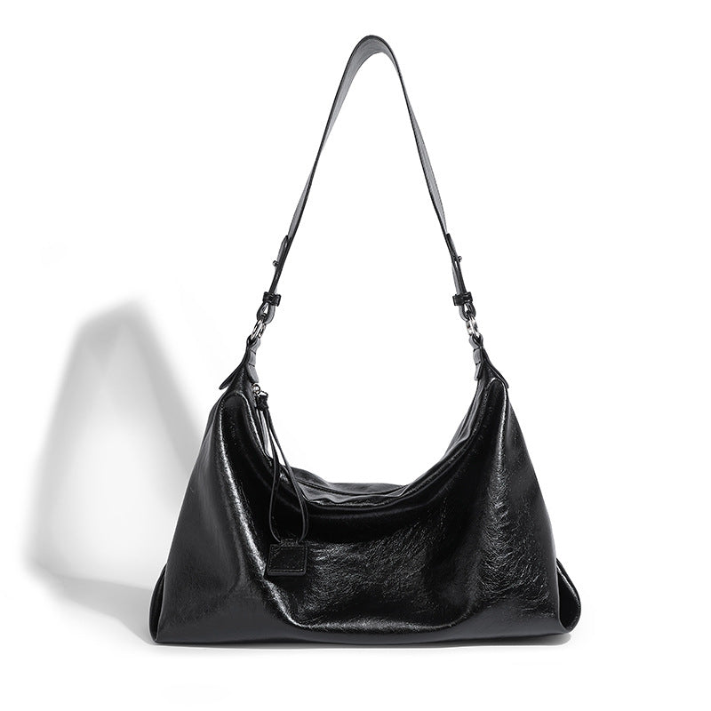 Weich fallende Hobo-Schultertasche mit glänzender, geknautschter Oberfläche, Reißverschluss an der Oberseite und verstellbarem Trageriemen, Detailansicht 5