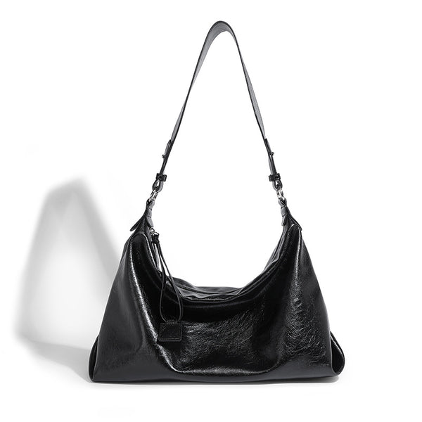 Weich fallende Hobo-Schultertasche mit glänzender, geknautschter Oberfläche, Reißverschluss an der Oberseite und verstellbarem Trageriemen, Detailansicht 5