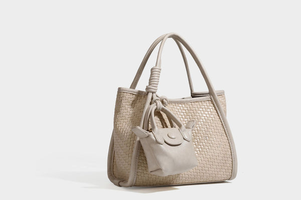 Strukturierte Tote-Bag mit Webstruktur in Braun, glattem Besatz in Lederoptik, geknoteten Henkeln und angehängtem Mini-Beutel mit Kordelzug