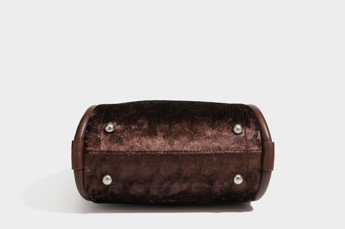Kleine, strukturierte Henkeltasche mit samtartiger Oberfläche in Braun, geknoteten Henkeln, Fronttasche mit Klappe und abnehmbarem Detail