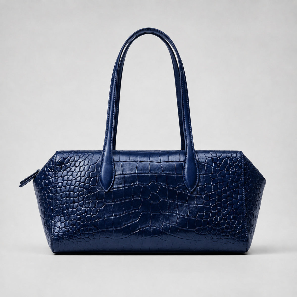 Schwarze, glänzende trapezförmige Schultertasche mit Kroko-Prägung, zwei abgerundeten Trageriemen und Reißverschluss, Detailansicht 8