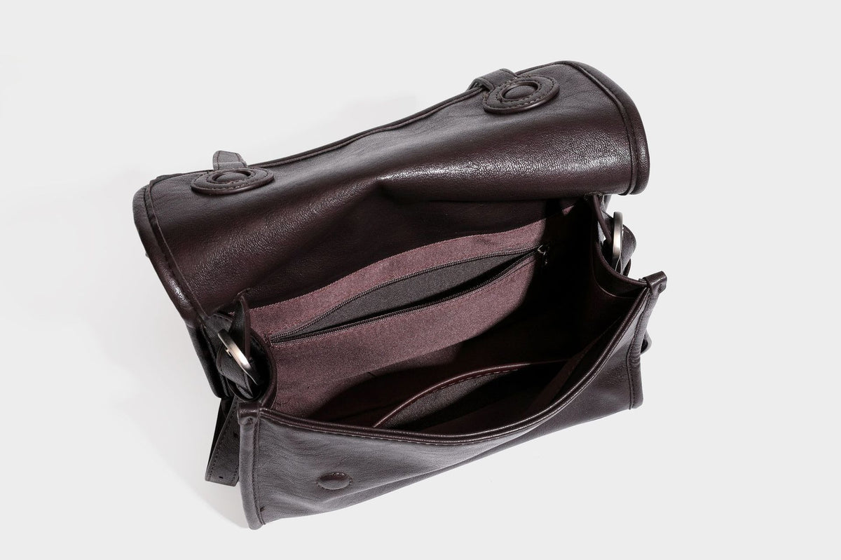 Strukturierte Satchel-Tasche mit Überschlag aus dunkelbrauner, glänzender Lederoptik, kurzem Tragegriff und langem, verstellbarem Schulterriemen