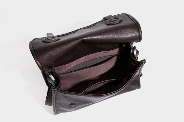 Strukturierte Satchel-Tasche mit Überschlag aus dunkelbrauner, glänzender Lederoptik, kurzem Tragegriff und langem, verstellbarem Schulterriemen