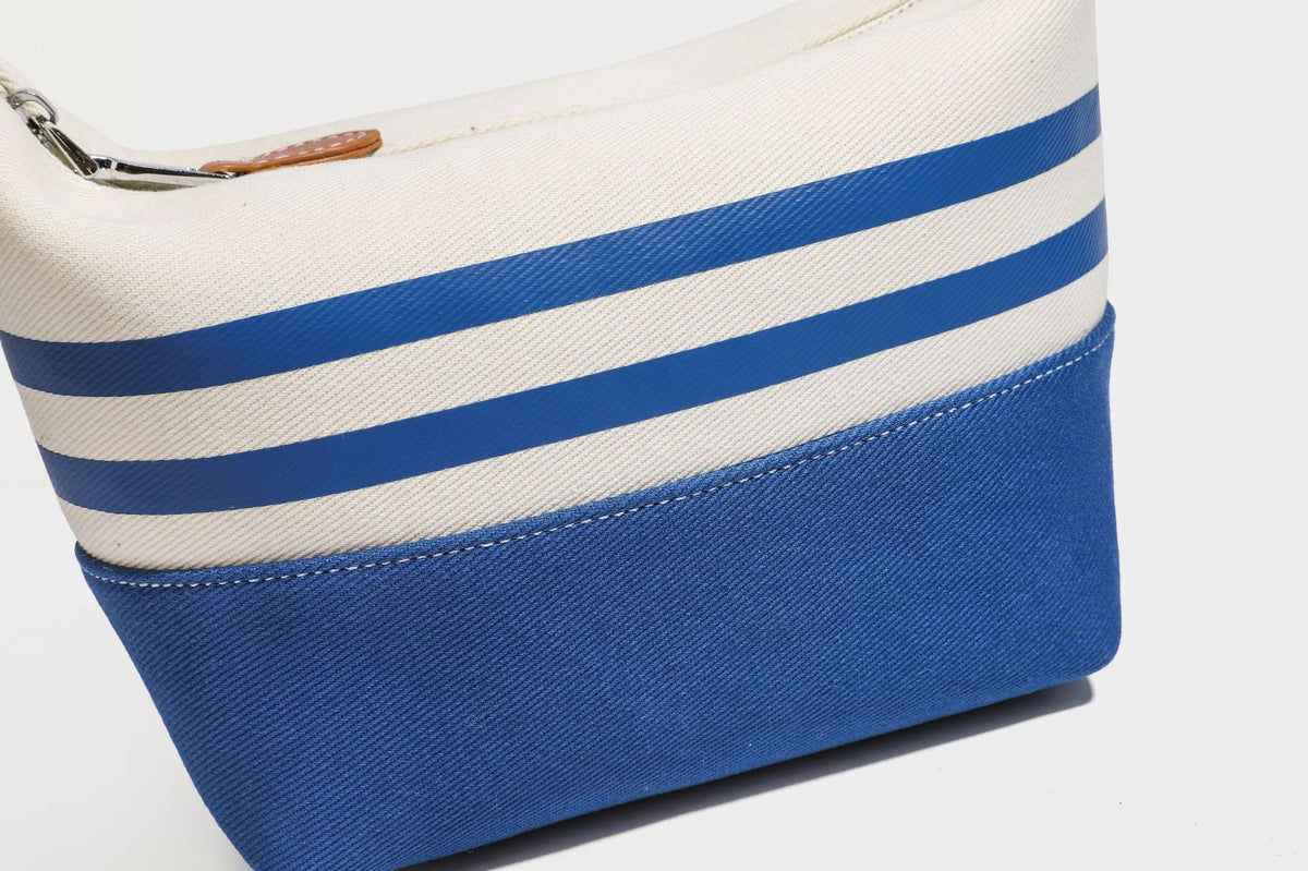 Creme-blau gestreifte Canvas-Schultertasche mit hellbraunem Riemen in Lederoptik und Reißverschluss in Silberoptik, Detailansicht 22