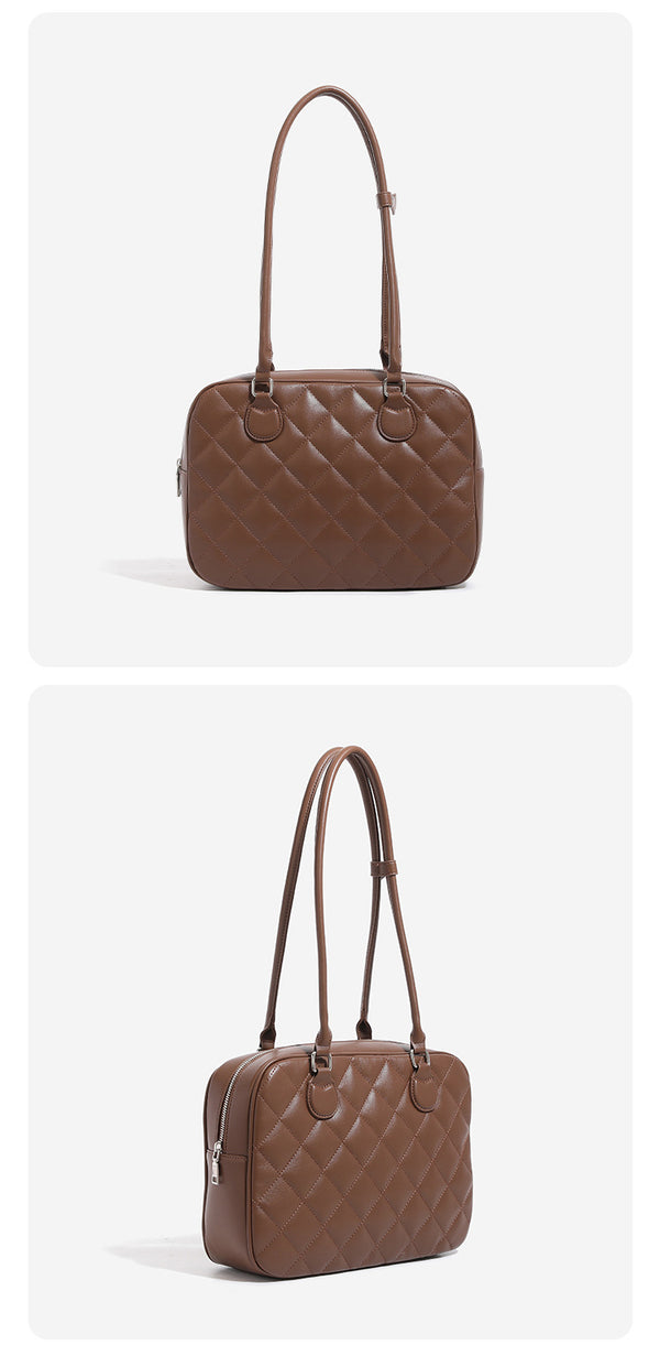 Strukturierte gesteppte Bowling-Schultertasche mit Rautensteppung, glänzender Lederoptik, Reißverschluss oben und silberfarbenem