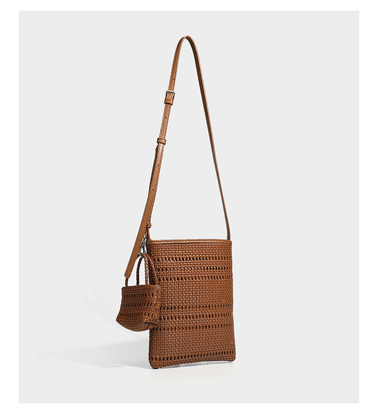 Kleine rechteckige Crossbody-Tasche aus offen geflochtenem Material mit passendem Mini-Täschchen und verstellbarem schmalem Riemen, Detailansicht 27