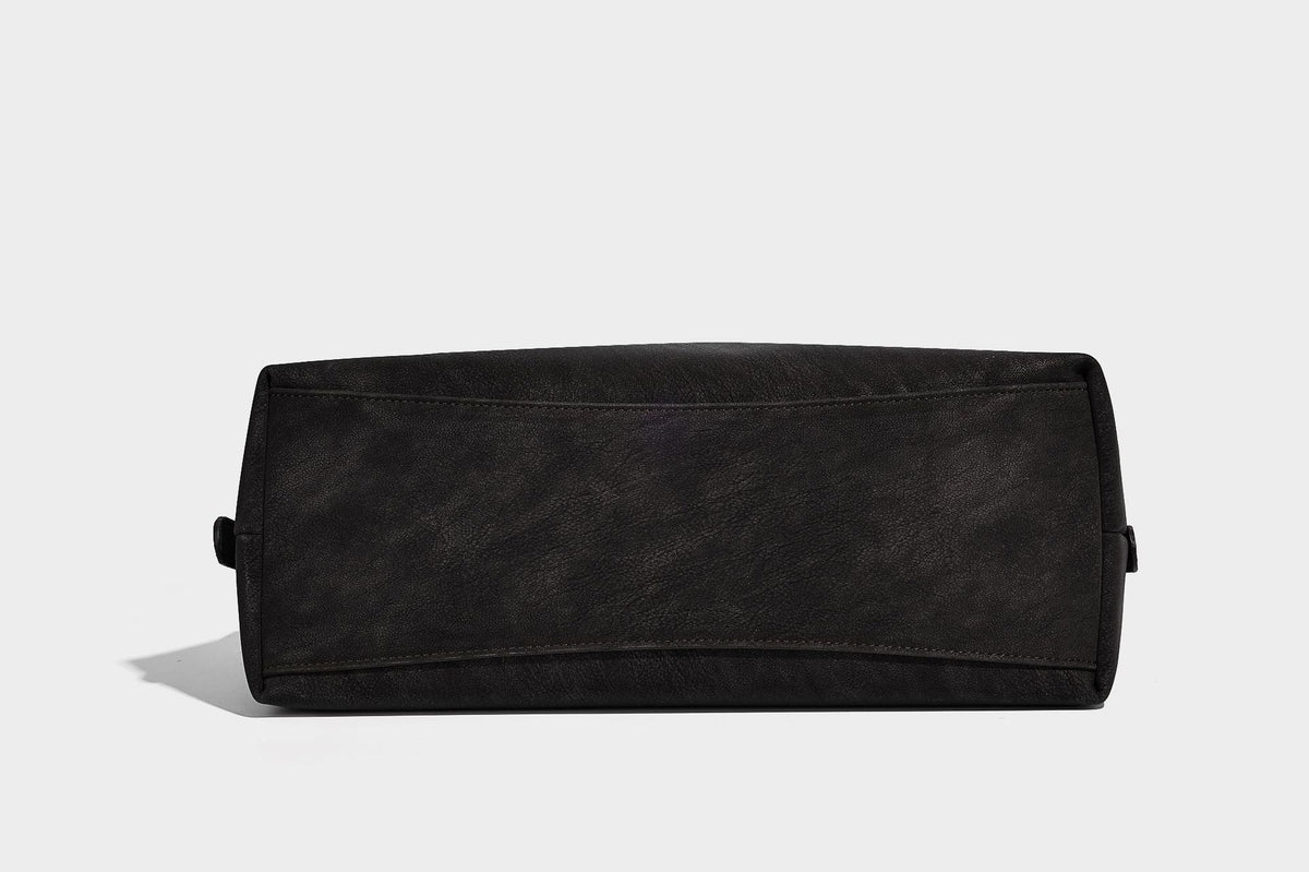 Lässig fallende Hobo-Schultertasche mit matter Oberfläche, Quastenbesatz und goldfarbenen Metallbeschlägen, Detailansicht 29