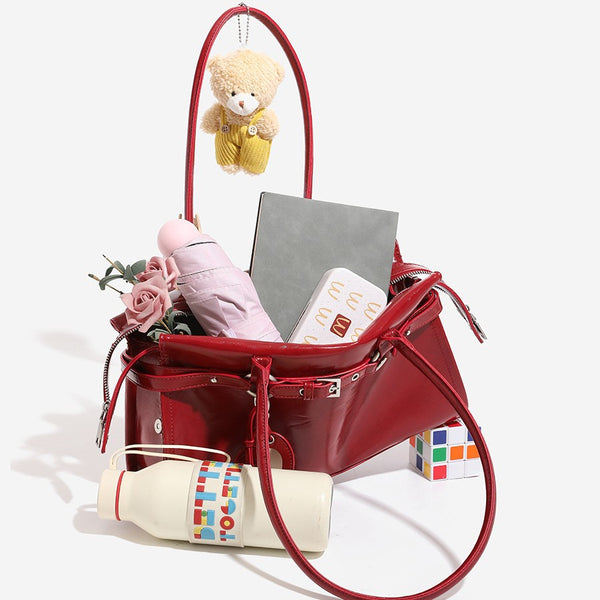 Glänzende, strukturierte rechteckige Schultertasche mit zwei Riemen, vorderem Riemen mit Gürtelschnalle, Herzanhänger und silberfarbenem