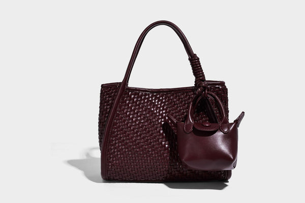 Strukturierte gewebte Tote-Bag in Korbgeflecht-Optik mit Mini-Täschchen-Anhänger, abgerundeten Tragegriffen und abnehmbarem Schulterriemen, Detailansicht