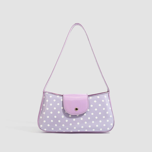 Strukturierte Baguette-Schultertasche mit Punkten, glänzender Lackoptik, Druckknopfverschluss und goldfarbenen Metallbeschlägen, Detailansicht