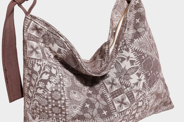 Weich fallende Hobo-Schultertasche aus Canvas mit botanischem Print, langem geknotetem Riemen und Reißverschluss oben, Detailansicht 37