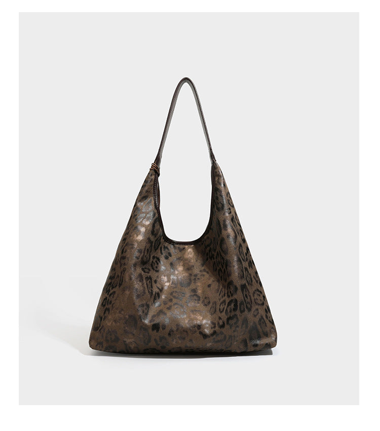 Weich fallende Hobo-Tote-Bag mit Leopardenmuster in Beige und Braun, dunkelbraunem Riemen in Lederoptik und herabhängenden Perlenanhänger-Beschlägen