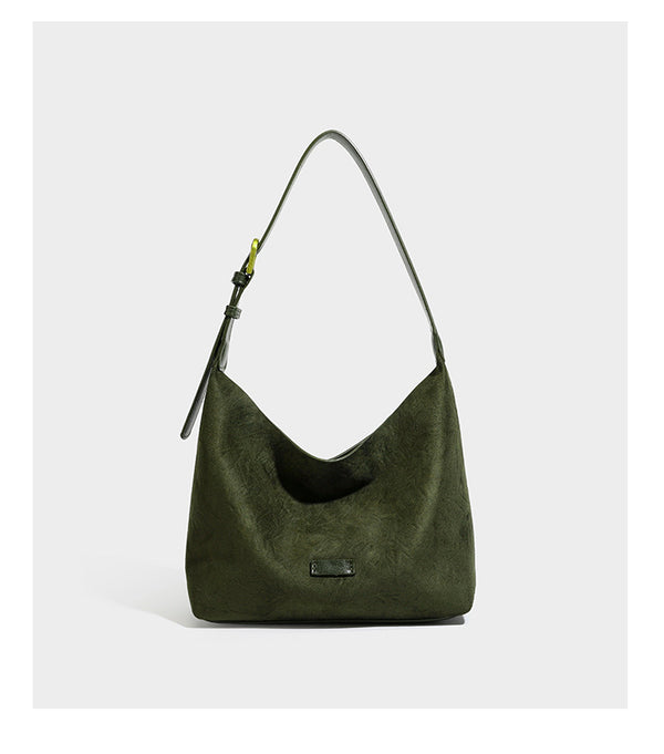 Dunkelbraune, lässig fallende Hobo-Schultertasche mit velourslederähnlich strukturierter Oberfläche, glatter lederähnlicher Paspelierung und Details in Antikgoldoptik, Detailansicht
