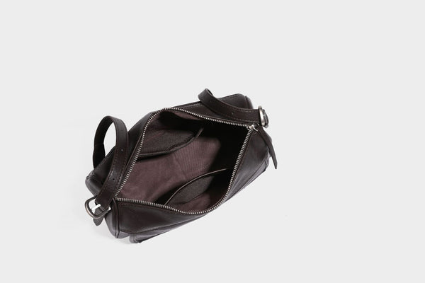 Formstabile rechteckige Schultertasche mit vorderem Überschlag in dunkler Espresso-Lederoptik, silberfarbenen Beschlägen und langem