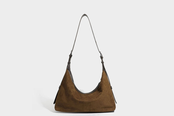 Lässige Hobo-Schultertasche mit matter brauner Wildlederoptik, dunklen glatten Besätzen, Reißverschluss oben und langem, verstellbarem