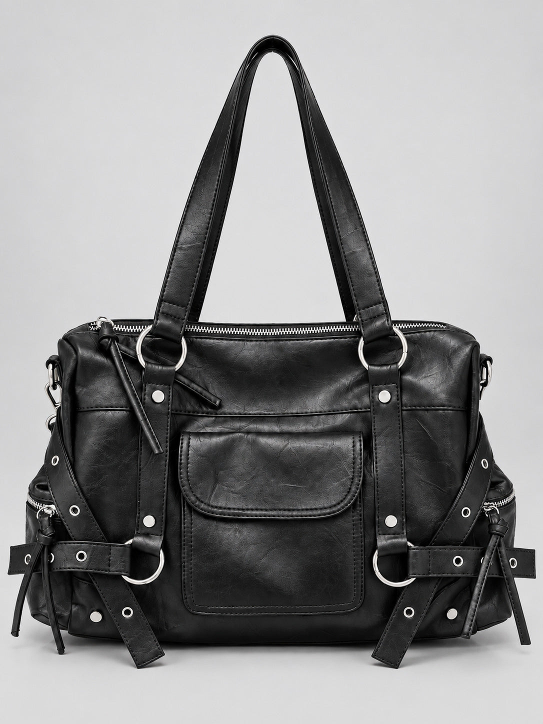 Große Schultertasche aus Used-Lederoptik mit silberfarbenen Nieten, Riemen mit Ösen, vorderer Überschlagtasche und zwei Henkeln oben