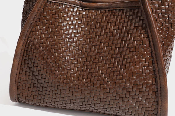 Strukturierte Tote-Bag mit Webstruktur in Braun, glattem Besatz in Lederoptik, geknoteten Henkeln und angehängtem Mini-Beutel mit Kordelzug